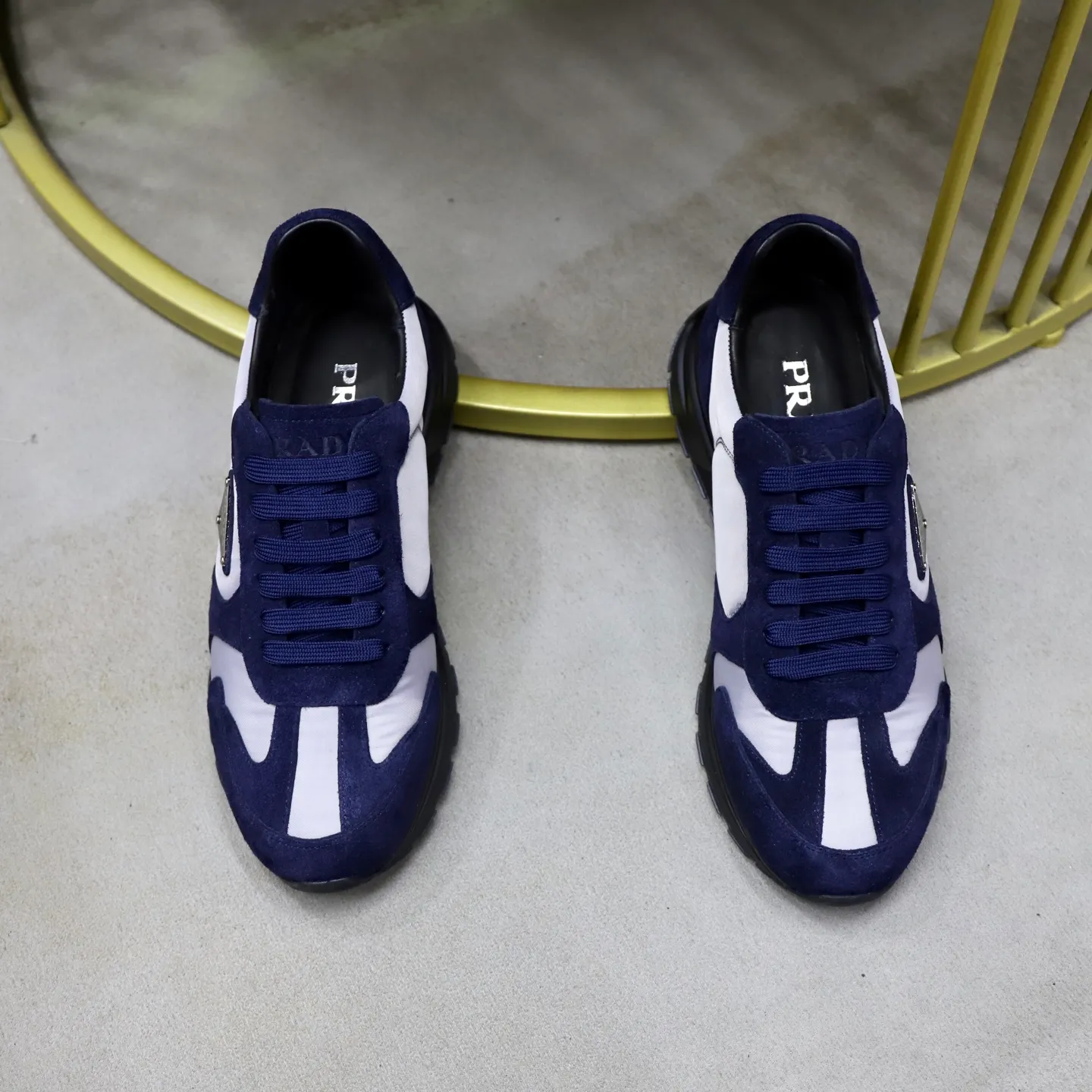 Factory price: 600💰Cow leather lining Brand: PRADA (Prada) Standard code: Men's size 38/44 (45 can be customized) Grade: Same as the official website Material: Original cowhide splicing imported cowhide lining Original combination two-color wear-resistant soft outsole Style category: Leisure and sports version Young fashion European and American trend British style Color: Real picture color